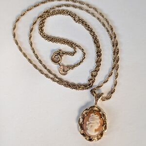 Vintage 10K Gold Carved Shell Cameo Pendant & Chain Necklace Weight 3.5g TESTED